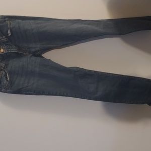 Ladies Levi's 9 short jeans